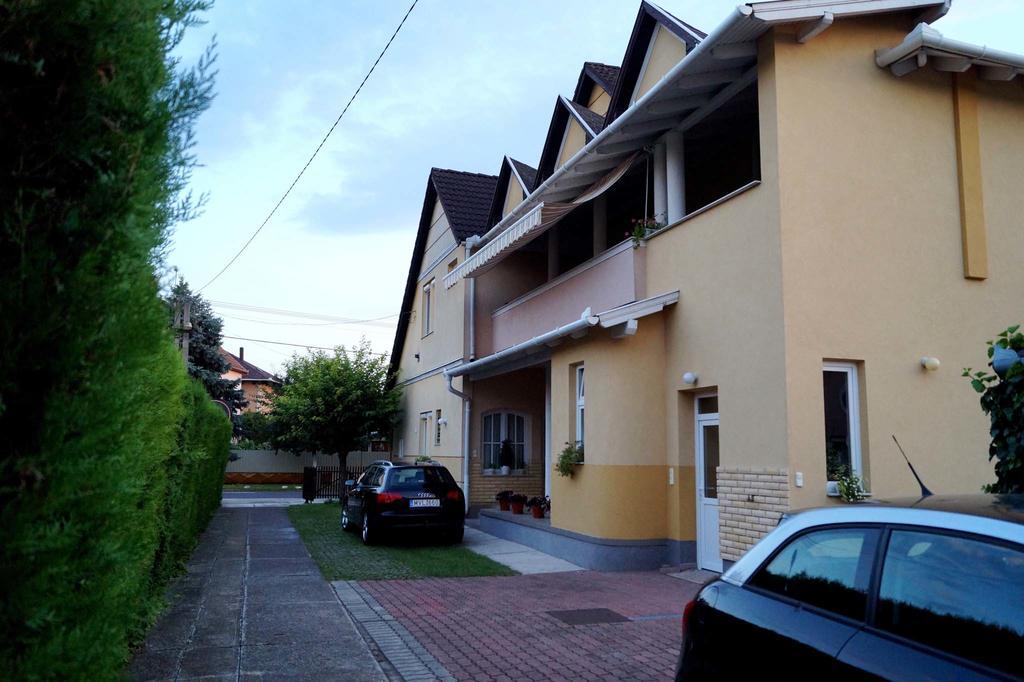 Appartement Panzio Status à Hajdúszoboszló Extérieur photo